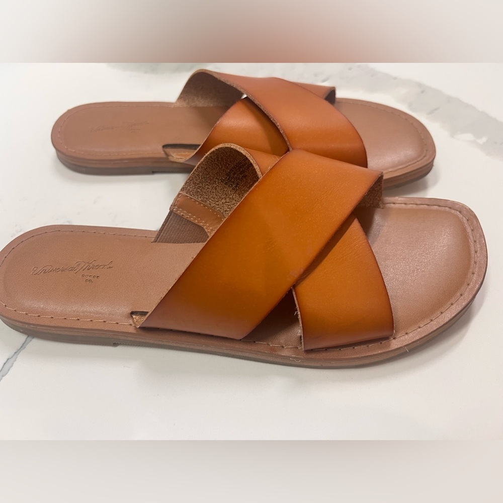Tan/brown size 7 universal thread sandals